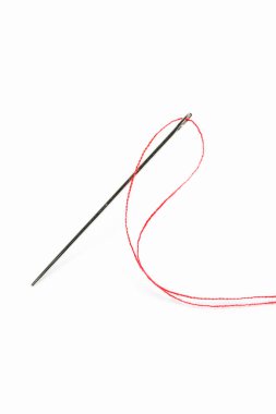 Beyaz arka plan ile kırmızı iplik dikiş iğnesi