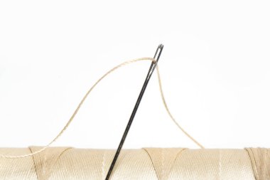 Beyaz Arkaplanda İplik ve Dikiş İğnesinin Yakın Çekimi, Asgari Terzilik ve Zanaat Konsepti