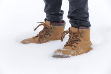 Yuvarlak bağcıklı birinci sınıf su geçirmez botlar, metal göz bilekleri ve kar üzerinde andrubber sürüş tabanı.