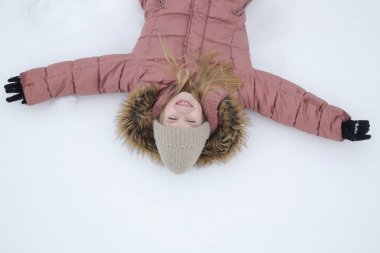 Karda melek yapan bir çocuğun en iyi görüntüsü.