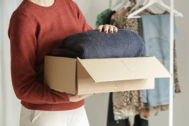 Bahar Temizliği Organizasyonu, Temizleme, Taşıma ve Bağış Konsepti Kadın Giysilerini Evde Karton Kutuya Ayıklama ve Paketleme