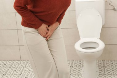 Banyo Çiş Traktı Enfeksiyonu, Kistik, Kramp ve Sindirim Bozukluğu Konsepti 'nde Karın ve Mesane Ağrısı Yaşayan Kadın