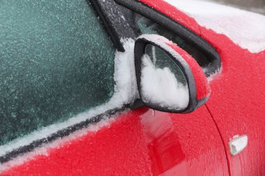 Araba buz, buz ve karla kaplı.