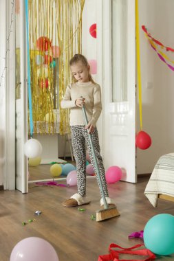 Doğum günü partisi sonrası dağınık yatak odasını temizleyen küçük kız çocuk sorumluluğu ve ev temizliği konsepti