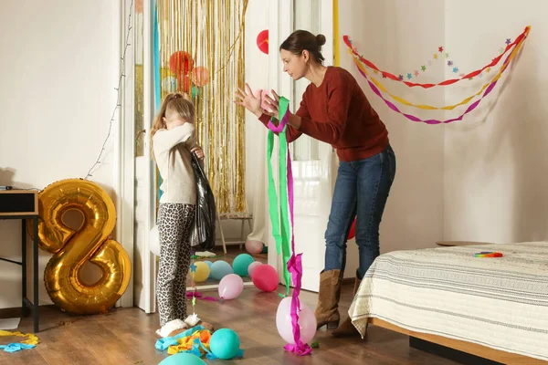 Kızgın Anne, Doğum Günü Partisinden Sonra Karışıklık Üzerine Kızla Yüzleşiyor Ebeveynlik ve Disiplin Konsepti