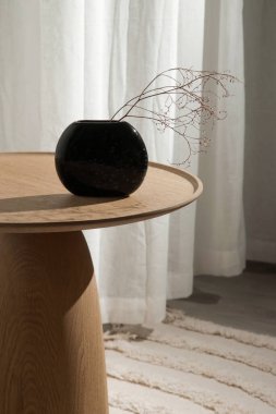 Oturma odasındaki el yapımı yuvarlak kahve masası İçi, Dekor ve Yaşam Tarzı Konsepti