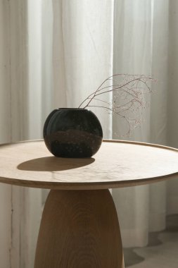 Oturma odasındaki el yapımı yuvarlak kahve masası İçi, Dekor ve Yaşam Tarzı Konsepti