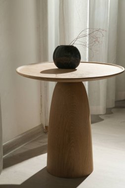 Oturma odasındaki el yapımı yuvarlak kahve masası İçi, Dekor ve Yaşam Tarzı Konsepti