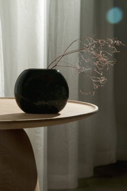 Oturma odasındaki el yapımı yuvarlak kahve masası İçi, Dekor ve Yaşam Tarzı Konsepti