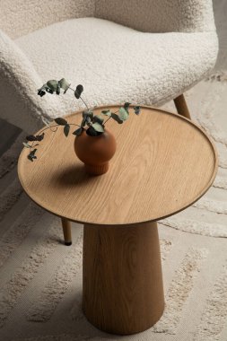 Oturma odasındaki el yapımı yuvarlak kahve masası İçi, Dekor ve Yaşam Tarzı Konsepti