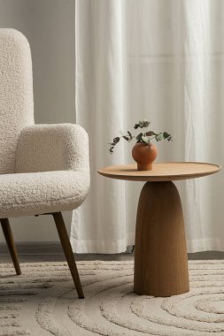 Oturma odasındaki el yapımı yuvarlak kahve masası İçi, Dekor ve Yaşam Tarzı Konsepti