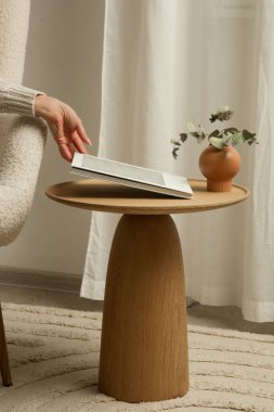 Oturma odasındaki el yapımı yuvarlak kahve masası İçi, Dekor ve Yaşam Tarzı Konsepti