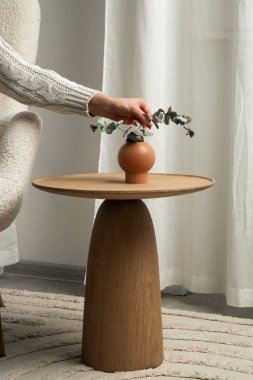 Oturma odasındaki el yapımı yuvarlak kahve masası İçi, Dekor ve Yaşam Tarzı Konsepti