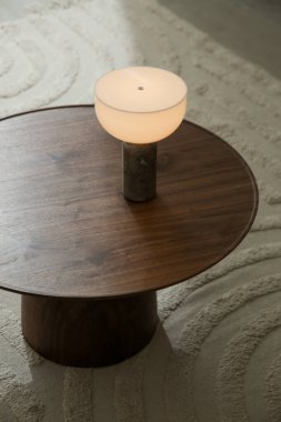 Oturma odasındaki el yapımı yuvarlak kahve masası İçi, Dekor ve Yaşam Tarzı Konsepti