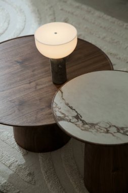 Oturma odasındaki el yapımı yuvarlak kahve masası İçi, Dekor ve Yaşam Tarzı Konsepti