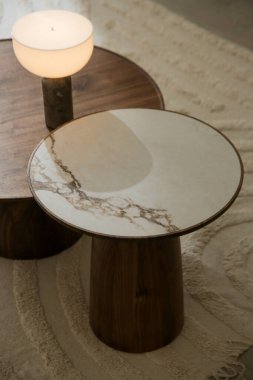 Oturma odasındaki el yapımı yuvarlak kahve masası İçi, Dekor ve Yaşam Tarzı Konsepti