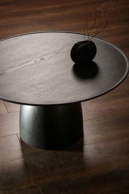 Oturma odasındaki el yapımı yuvarlak kahve masası İçi, Dekor ve Yaşam Tarzı Konsepti