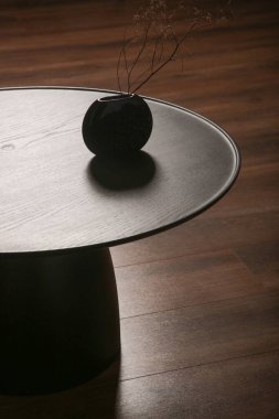 Oturma odasındaki el yapımı yuvarlak kahve masası İçi, Dekor ve Yaşam Tarzı Konsepti