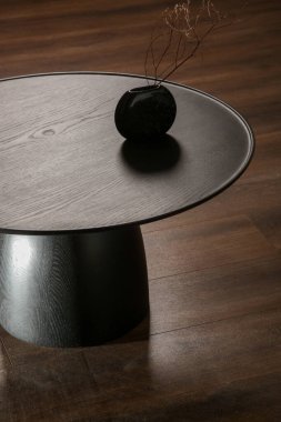 Oturma odasındaki el yapımı yuvarlak kahve masası İçi, Dekor ve Yaşam Tarzı Konsepti