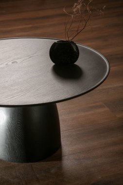 Oturma odasındaki el yapımı yuvarlak kahve masası İçi, Dekor ve Yaşam Tarzı Konsepti