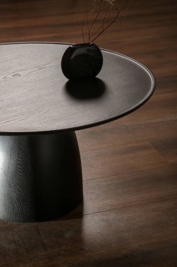 Oturma odasındaki el yapımı yuvarlak kahve masası İçi, Dekor ve Yaşam Tarzı Konsepti