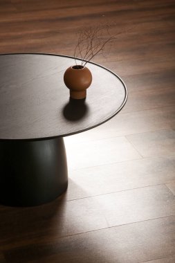 Oturma odasındaki el yapımı yuvarlak kahve masası İçi, Dekor ve Yaşam Tarzı Konsepti