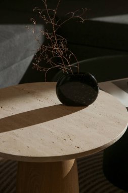 Oturma odasındaki el yapımı yuvarlak kahve masası İçi, Dekor ve Yaşam Tarzı Konsepti