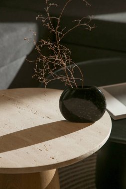 Oturma odasındaki el yapımı yuvarlak kahve masası İçi, Dekor ve Yaşam Tarzı Konsepti