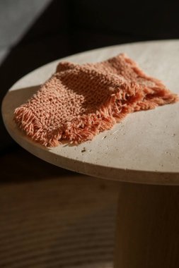 Oturma odasındaki el yapımı yuvarlak kahve masası İçi, Dekor ve Yaşam Tarzı Konsepti