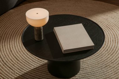 Oturma odasındaki el yapımı yuvarlak kahve masası İçi, Dekor ve Yaşam Tarzı Konsepti