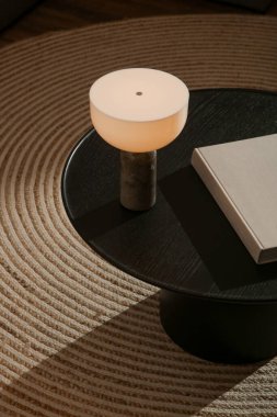 Oturma odasındaki el yapımı yuvarlak kahve masası İçi, Dekor ve Yaşam Tarzı Konsepti