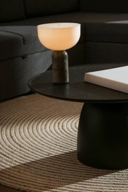 Oturma odasındaki el yapımı yuvarlak kahve masası İçi, Dekor ve Yaşam Tarzı Konsepti