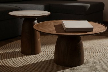 Oturma odasındaki el yapımı yuvarlak kahve masası İçi, Dekor ve Yaşam Tarzı Konsepti