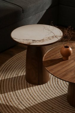 Oturma odasındaki el yapımı yuvarlak kahve masası İçi, Dekor ve Yaşam Tarzı Konsepti