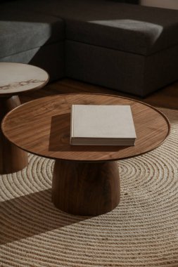 Oturma odasındaki el yapımı yuvarlak kahve masası İçi, Dekor ve Yaşam Tarzı Konsepti