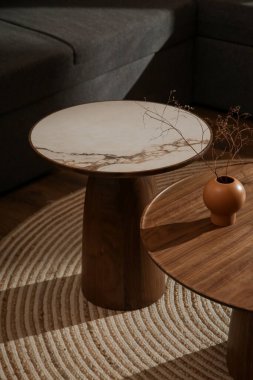 Oturma odasındaki el yapımı yuvarlak kahve masası İçi, Dekor ve Yaşam Tarzı Konsepti