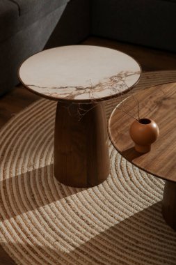 Oturma odasındaki el yapımı yuvarlak kahve masası İçi, Dekor ve Yaşam Tarzı Konsepti