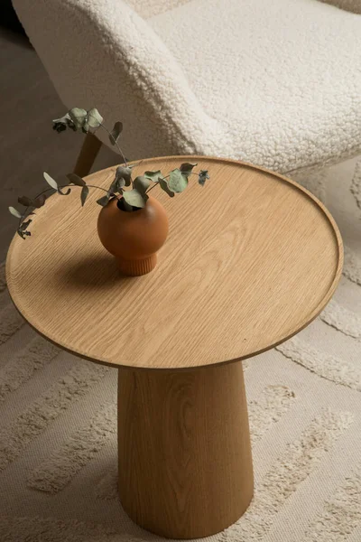 Oturma odasındaki el yapımı yuvarlak kahve masası İçi, Dekor ve Yaşam Tarzı Konsepti