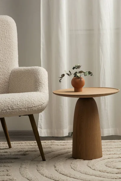 Oturma odasındaki el yapımı yuvarlak kahve masası İçi, Dekor ve Yaşam Tarzı Konsepti