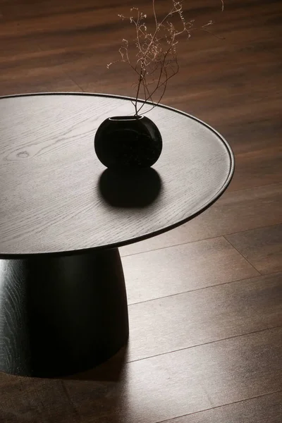 Oturma odasındaki el yapımı yuvarlak kahve masası İçi, Dekor ve Yaşam Tarzı Konsepti