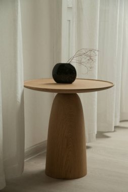 Oturma odasındaki el yapımı yuvarlak kahve masası İçi, Dekor ve Yaşam Tarzı Konsepti