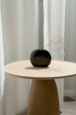 Oturma odasındaki el yapımı yuvarlak kahve masası İçi, Dekor ve Yaşam Tarzı Konsepti