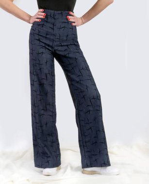 Şık Kadın Üst Belli Denim ve Siyah Vücut Modern Moda Stüdyosu Konsepti Giyiyor