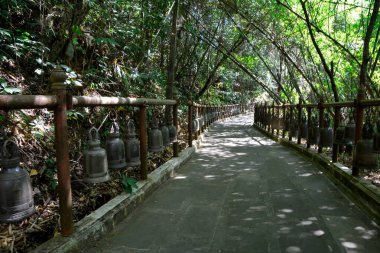 Budist tapınak çanlarıyla ormanda yürüyüş yolu - Chiang Rai, Tayland. Tapınakta yürüyüş çanları.
