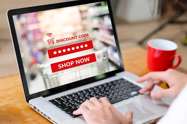 E-kupon, internetten alışveriş, dizüstü bilgisayar kullanan kadın el indirim kuponunu ekranda giriyor, çevrimiçi alışveriş, dijital pazarlama, perakende satış ve teknoloji, ticaret tanıtım konsepti