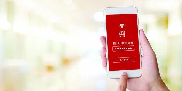 E-kupon, çevrimiçi alışveriş, ekranda indirim kuponu olan cep telefonu kullanımı, akıllı telefon, dijital pazarlama, perakende satış ve teknoloji, ticaret tanıtım konsepti.