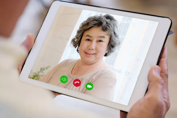 Videoconferentie Aziatische Seniorenvrouw Die Een Videochat Heeft Digitale Tablet Mobiele — Stockfoto