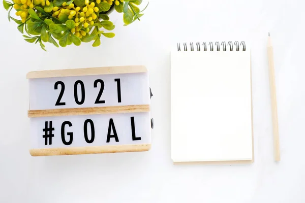 2021 Doelen Houten Doos Blanco Notebook Papier Witte Marmeren Achtergrond — Stockfoto