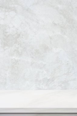 Dikey mermer masa yüzeyi arka planı, mutfak ürünleri için beyaz taş masa arkaplanı, boş masa, raf, yiyecek ve depolama arkaplanı için tezgah ve beyaz duvar, şablon