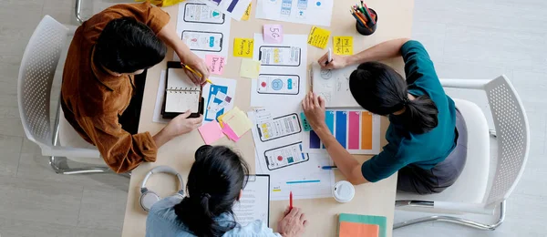 Beyin fırtınası planlama, Asyalı yaratıcı takım çalışması, Asya cep telefonu uygulaması geliştirici grubu ekran görüntüleme akıllı telefon düzeni hakkında fikirler için toplantı, ux küçük işletme, üst görünüm